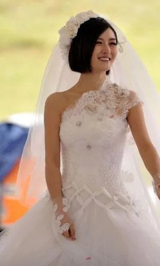 中国设计师兰玉的婚纱有名吗?有哪些女明星穿过?