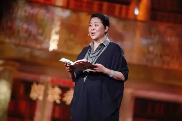 董卿倪萍两代央视一姐罕见合体,风光无限的她们为何泪流满面?