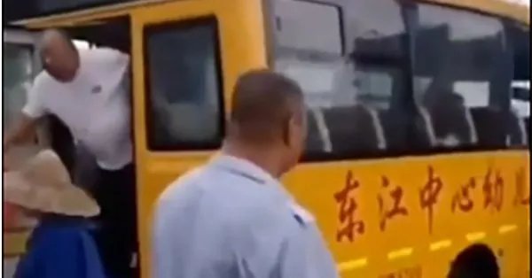 官方通报幼儿园校车与货车相撞,此事故到底是谁的责任?