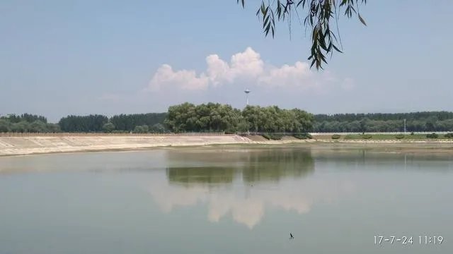 我拉东西从村里出村路上过,村民不让过要钱,他们合理吗?