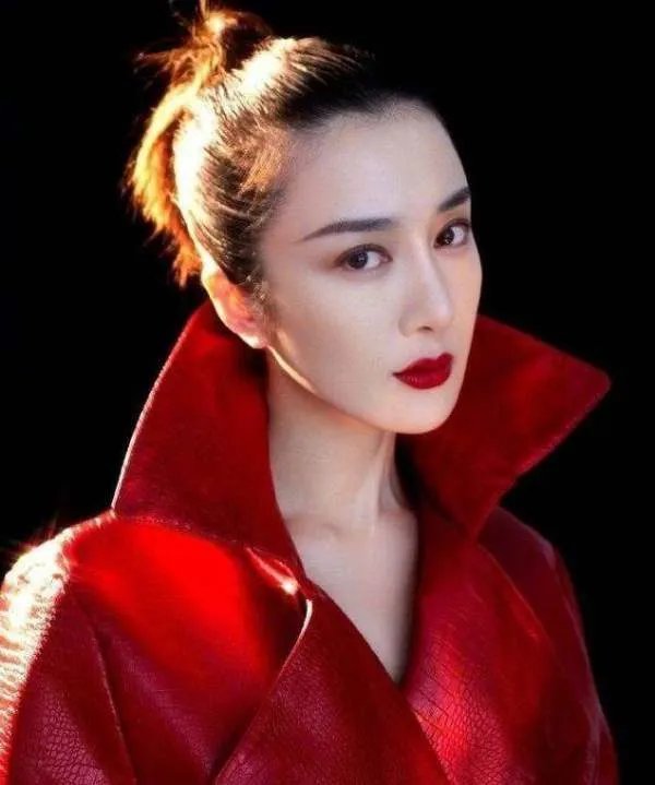 被狗毁掉星途的演员:李依晓没获得一句道歉,为何还要被骂整容脸?