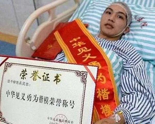 6年前因夺刀救人,从而错过高考的2位少年,后来如何了?