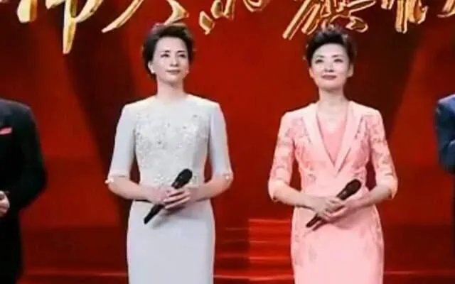 董卿倪萍两代央视一姐罕见合体,风光无限的她们为何泪流满面?