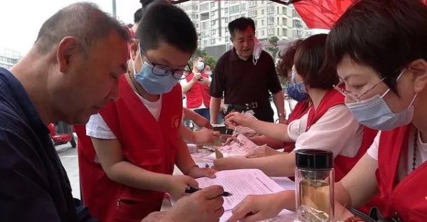 熊猫血志愿者18年献血80多次,你如何看待他的善举?