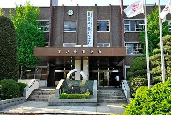 是什么原因导致日本学校发生大规模食物中毒事件?