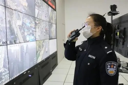 贵州一95后女警狂爬23楼疏散火警住户,你愿意为女警的这一行为点赞吗?