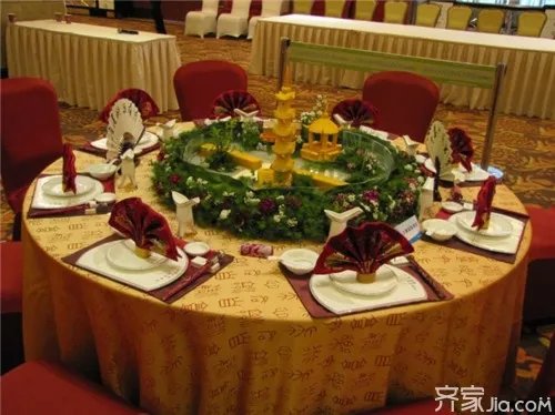 中餐宴会摆台基本标准 餐桌摆台有讲究
