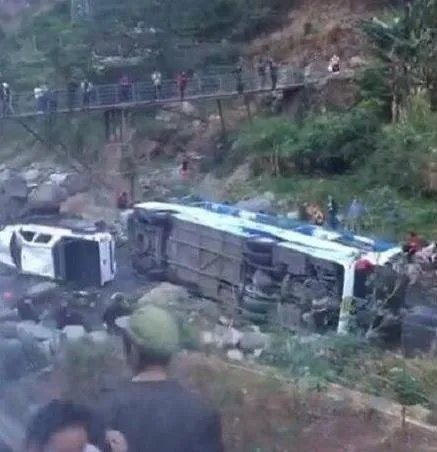 泸沽湖大巴坠河车上有30人 万幸仅5人轻伤后方超车酿祸