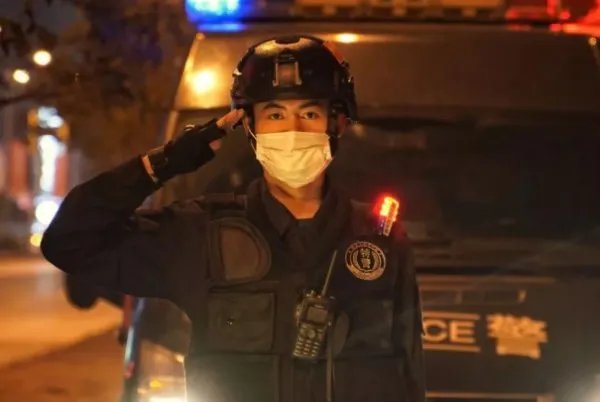 上海两男子冒充警察被市民围堵,假扮警察合法吗?