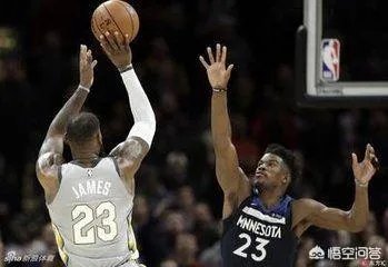 在2018赛季NBA颁奖典礼上，詹姆斯获得了什么奖？他本人没到现场是如何领奖的？