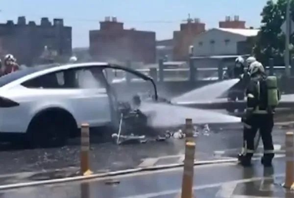 又是特斯拉!林志颖离奇车祸原因成谜,警方对林志颖车祸有何见解?