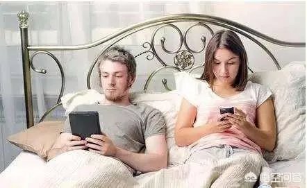 晚上睡前夫妻二人各自看着自己的手机,是什么心理?