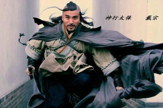 水浒传中“锦豹子小径逢戴宗，病关索长街遇石秀”主要内容是什么