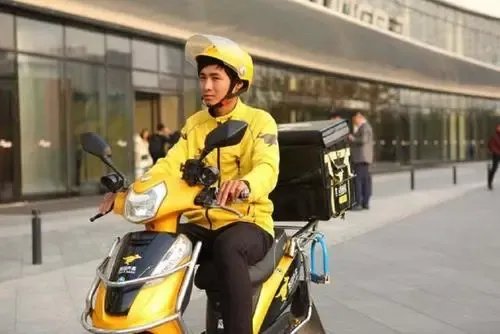 外卖小哥撞上劳斯莱斯维修费要30多万。面对天价赔偿该怎么办？