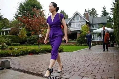 孟晚舟出庭时身边有不少随行的人是什么身份?又说明了什么问题?