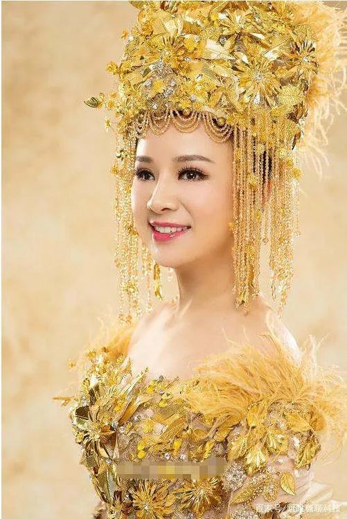 她曾获星光大道冠军,双目失明成当红歌手,婚后成幸福人妻,她是谁?