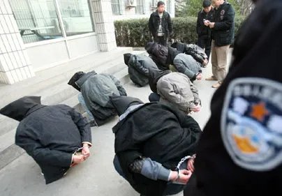 广西街头,5名男子看不惯情侣秀恩爱实施抢劫,这属于什么犯罪行为?