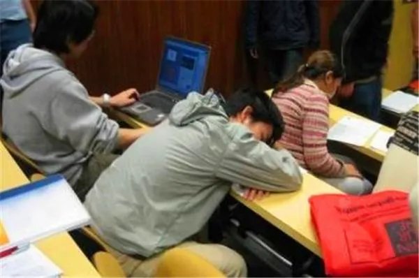高考生睡午觉没人叫导致缺考,这个责任在谁?