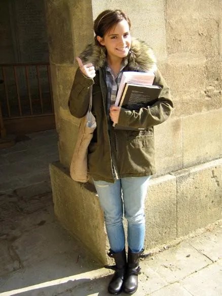 EmWatson艾玛沃特森穿军绿色外套的一张图