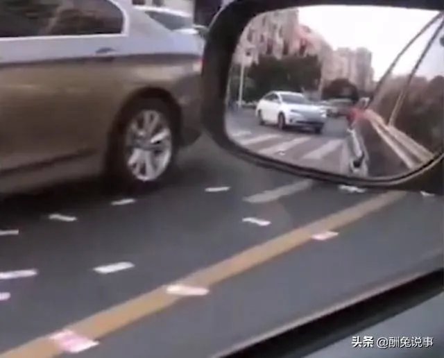 福建一男子一时冲动,当街撒10万现金,一地钞票遭哄抢光后才后悔,对此你怎么看?
