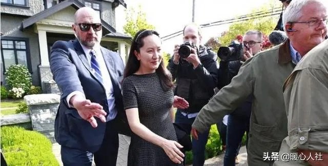 孟晚舟出庭时身边有不少随行的人是什么身份?又说明了什么问题?