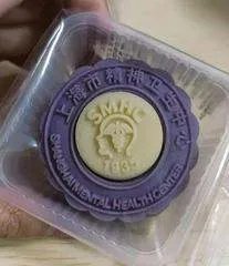 良品铺子月饼被曝吃出塑料,这种情况下应该如何维护自己的权益?