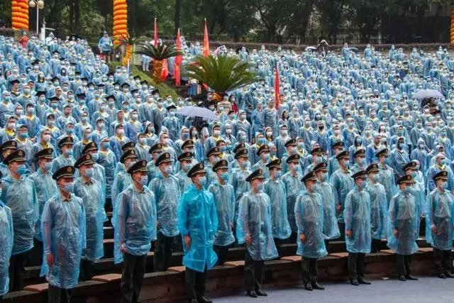 毕业典礼突逢大雨,重庆大学校长致辞竟只说了标题?