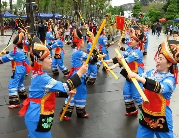 广西南宁千名学生跳扁担舞,扁担舞有什么寓意吗?