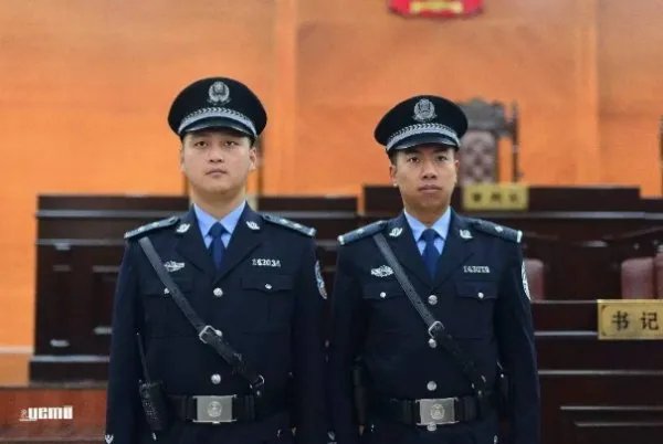 上海两男子冒充警察被市民围堵,假扮警察合法吗?