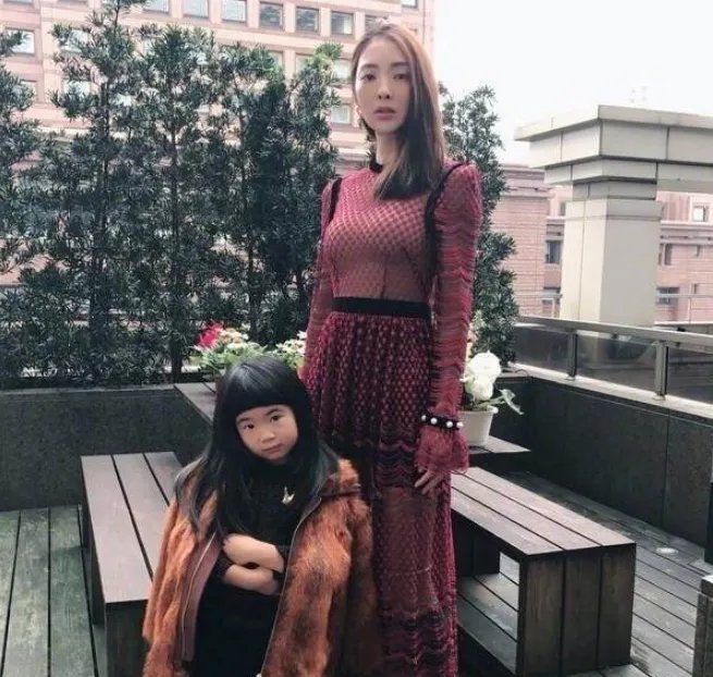 曹格女儿Grace大变样,姐姐这般容颜还会有人说她丑吗?