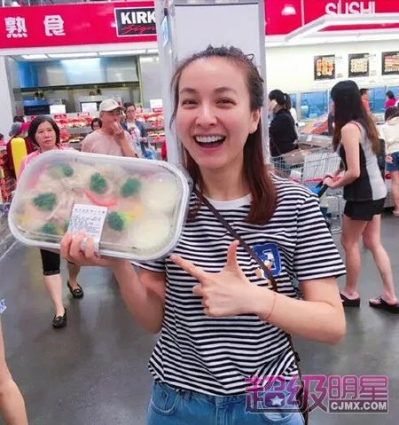 吴昕素颜逛超市 自称超市治愈系