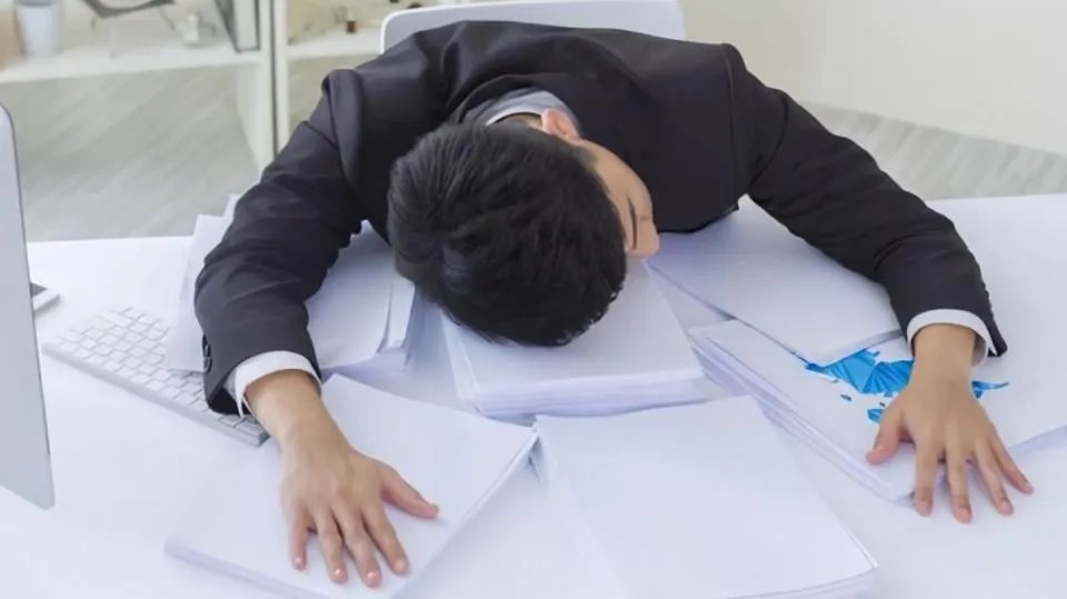 一名厨师为泪奔程序员煎百分爱心餐,此事中透露出了哪些问题?