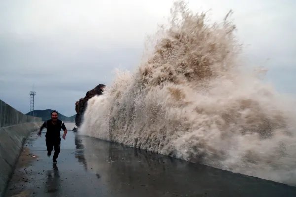 台风“环高”进入南海,台风天气应该注意什么?