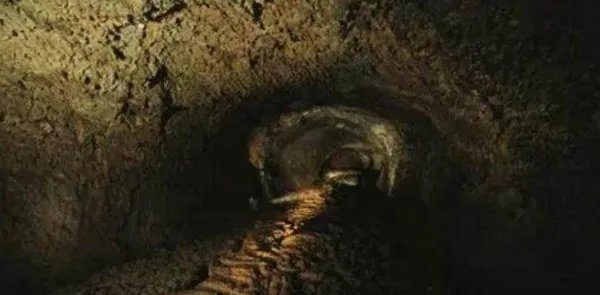 尸骸遍地走3小时无尽头的重庆洞穴,隐藏了什么秘密?