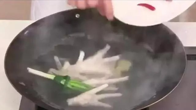 无骨鸡爪是怎么去骨的?