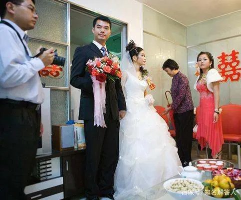 夫妻俩参加弟弟婚礼后,搭乘朋友顺风车遭遇车祸被烧身亡,谁来承担责任呢?
