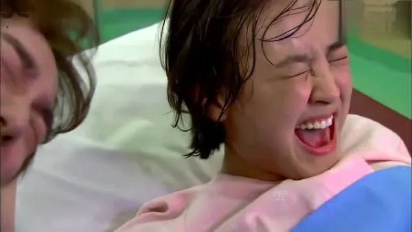女子产后半小时参加三门中考,你在生完孩子后是什么状态呢?