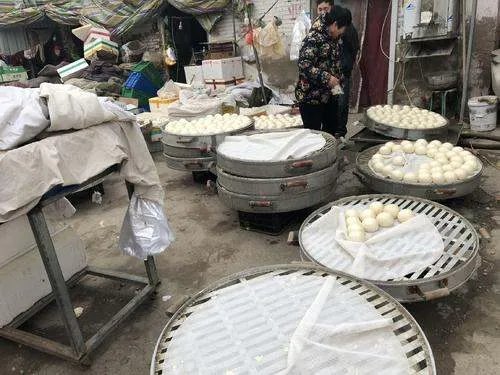 沈阳霸气馒头店摞起40锅同时蒸,这能蒸熟吗?