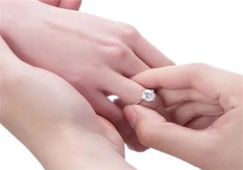 左手戒指的戴法和意义 国内外婚戒佩戴有什么讲究