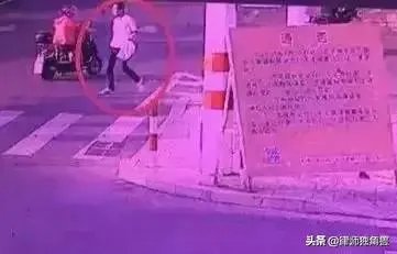 福建一男子一时冲动,当街撒10万现金,一地钞票遭哄抢光后才后悔,对此你怎么看?