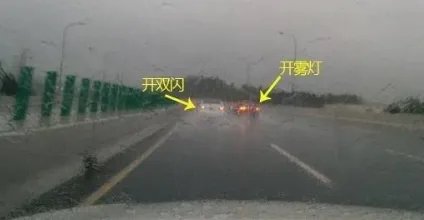 大雾天气开车应该注意什么?
