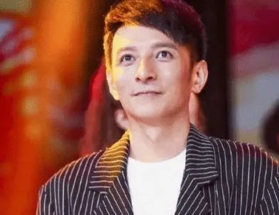 李维嘉代言翻车后首现身,被偷拍后伸手怒指对方,这是恼羞成怒了吗?
