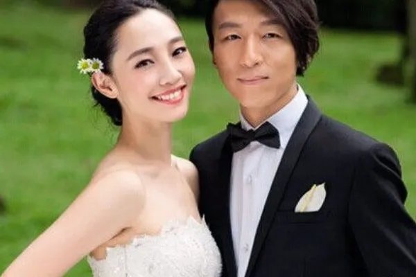 失恋33天》女主角白百合的丈夫是内地哪个演唱组合成员?