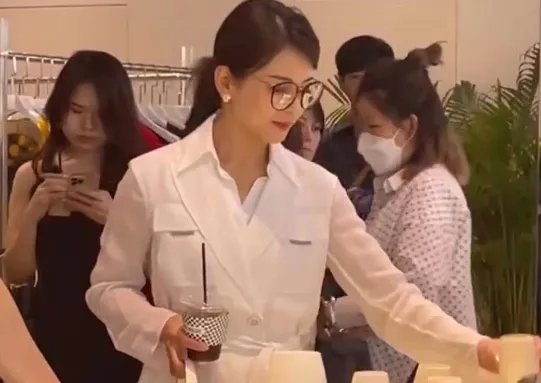 宛如纸片人