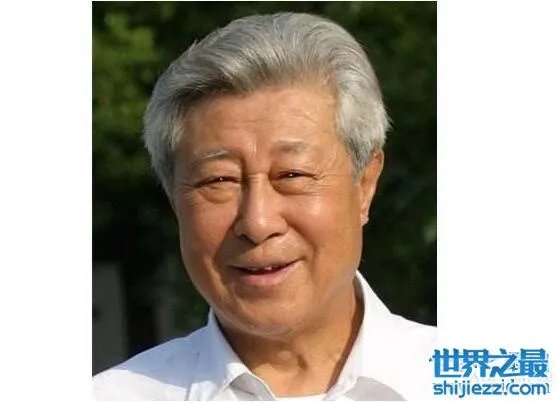 电影演员王心刚逝世是假的,其实在大连舒舒服服养老