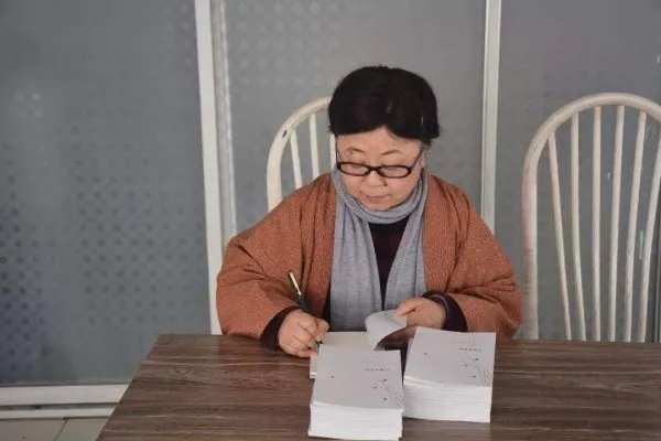 湖北大学老师梁艳萍被停职,她做了什么错事?