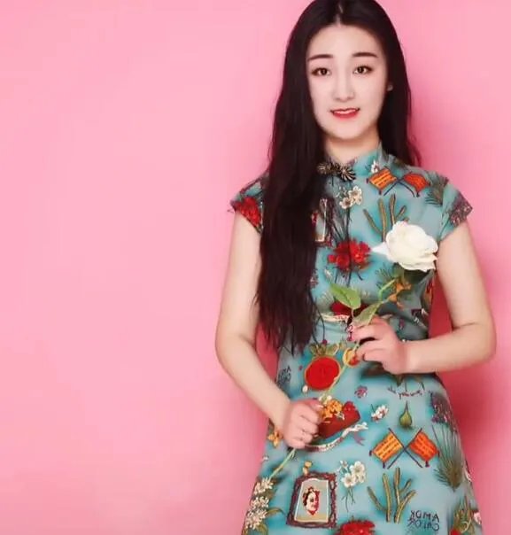 大衣哥儿媳旗袍写真曝光,与结婚照比起来究竟哪一个更美?