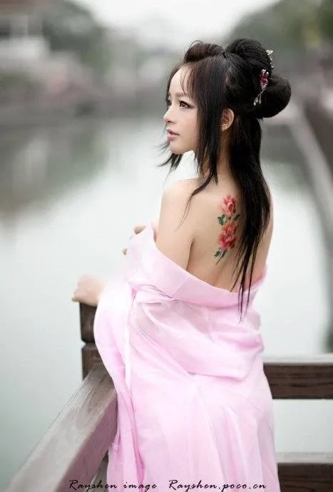 求此美女姓名及完整的图片