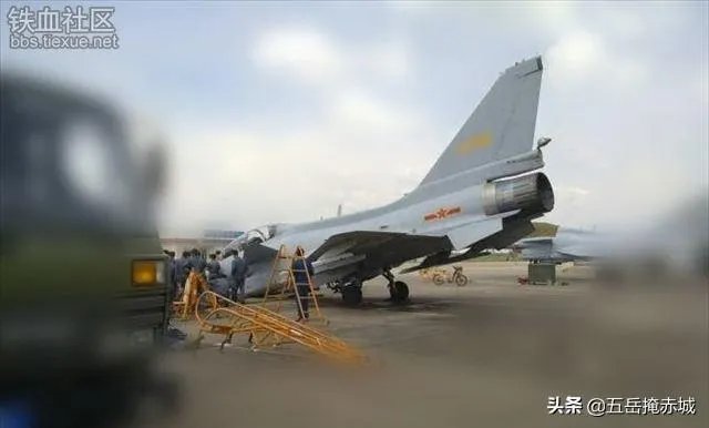 为什么J10不加装保型油箱,而加三个副油箱占用外挂架呢?