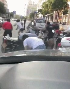 福建一男子一时冲动,当街撒10万现金,一地钞票遭哄抢光后才后悔,对此你怎么看?